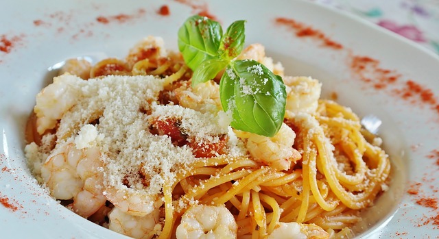 Sund og lækker: Low carb penne pasta med pesto og cherrytomater